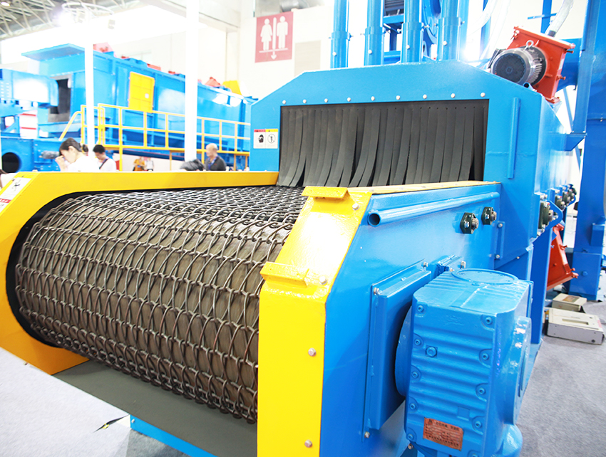 Máquina de volar de la correa de malla de alambre QWD